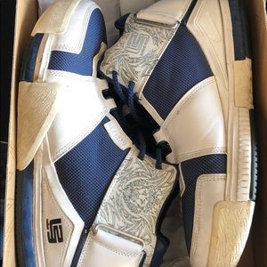 Nike Lebron 2 // Size 10 - Straps Included